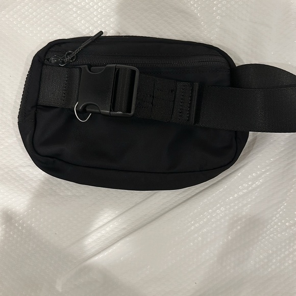 Lululemon everywhere belt bag. 1L. Black. - Picture 2 of 5